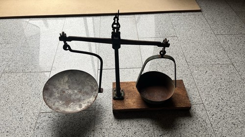 Antike balkenwaage mit - balkenwaage, schale